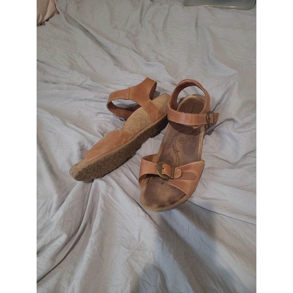 Taos Women's SZ 11  Brown Leather hook Loop Buckle Strap Sandals comfort boho